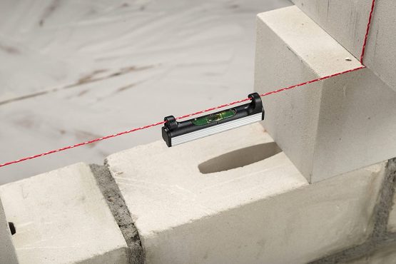 kwb 065710 String Spirit Level, 78 mm, Light, Small, Handy and Robust, with Aluminium Underside, Ideal for Guiding Lines, in Black and Silver - Image 4