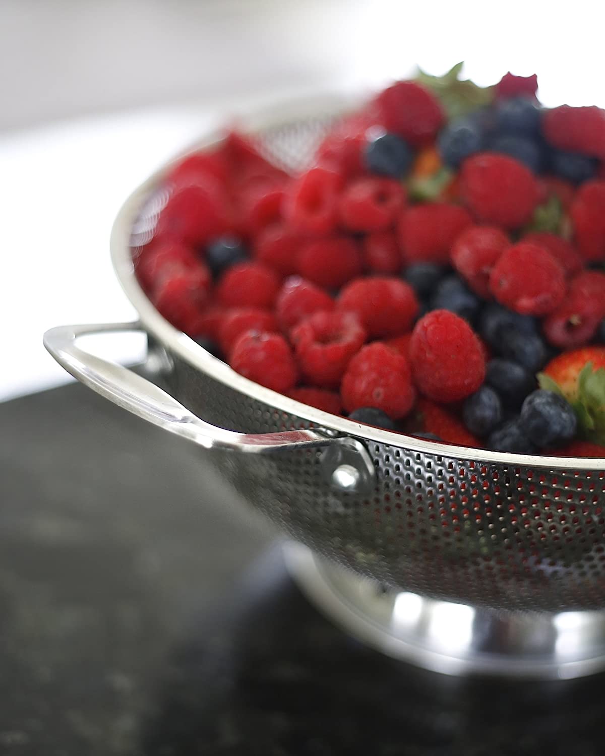LiveFresh Stainless Steel Micro-Perforated 4.7 Liter Colander - Image 4