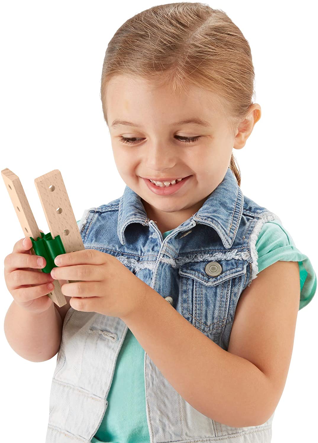 Preschoolers can design their own camping ground with this Wonder Makers building and track set featuring more than 60 play pieces! - Image 3