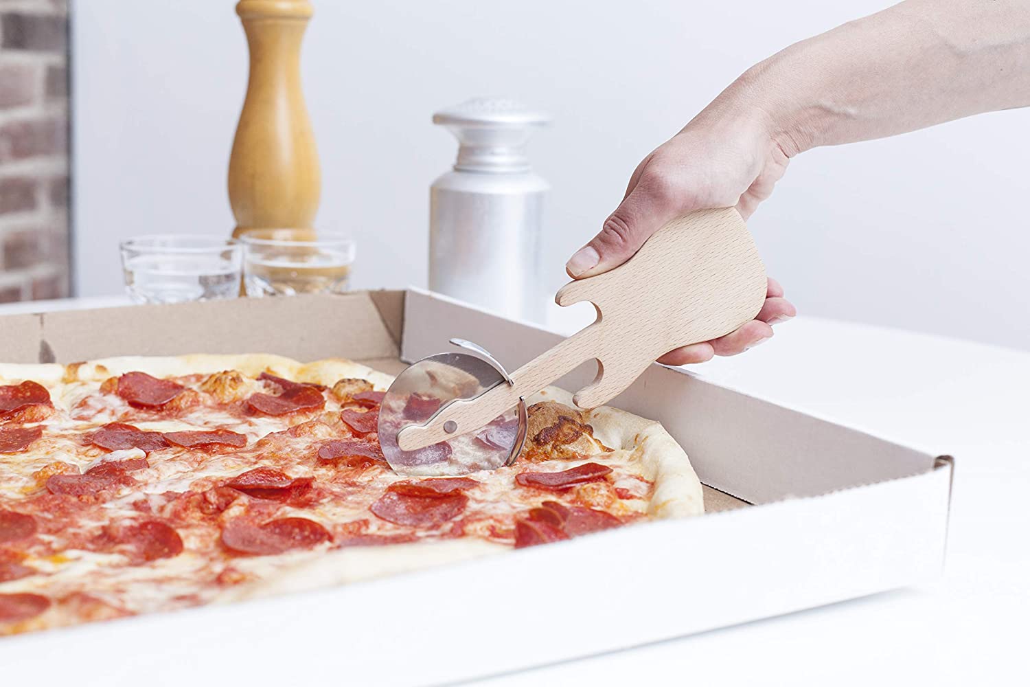Kikkerland Rockin Pizza Cutter, Stainless Steel Blade, Thumbguard for Safety Beech Wood CU108, Beige - Image 4