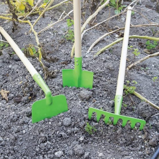Bigjigs Toys Children's Long Handled Gardening Soil Rake with Wooden Handle - Garden Tools and Accessories - Image 3