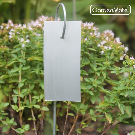 GardenMate Set of 25 weatherproof metal plant labels hanging on a metal rod, Height 25cm, Label Area 7.5 x 3.5 cm - Image 3