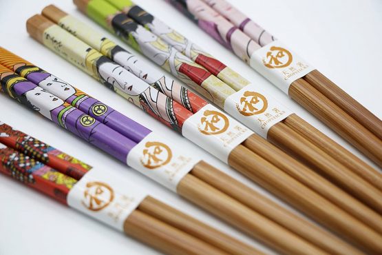 Exzact Chopsticks Gift Set - 5 Pairs of Reusable Natural Bamboo Chopsticks in a Beautiful Black Handmade Box - Decorated Japanese Style - Image 2