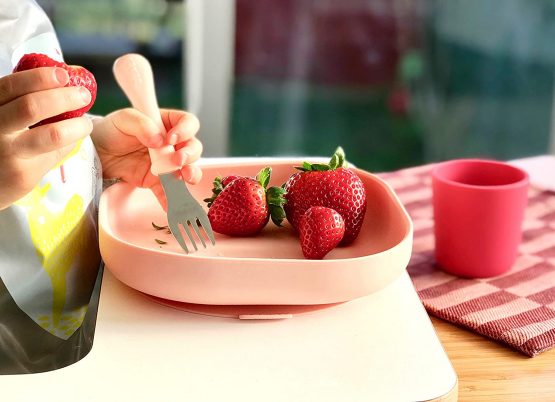 Béaba - Silicone Feeding Meal Set - Set of 4 Pieces : Plate + Bowl + Cup + Spoon - Silicone with Strong Suction pad - Baby and Children - Pink - Image 4