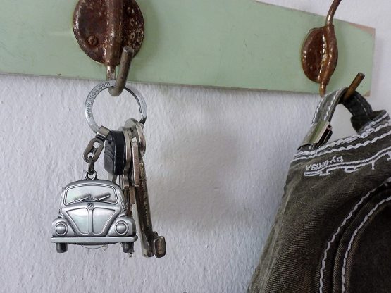 Brisa VW Collection - Volkswagen Classic Beetle Car Bug Key Ring Chain in Embossed Gift Tin, Gift Idea/Fan Souvenir/Retro Vintage Product (Enamel/Chrome) - Image 3