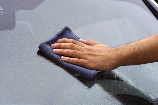 Glart 4432K Set of 2 Microfibre Cloths for Glass Cleaning, Special Fishskin Cloth 60 x 40 cm and Drying Cloth 32 x 32 cm, Shiny Windows, Car Cleaning Equipment - Image 4
