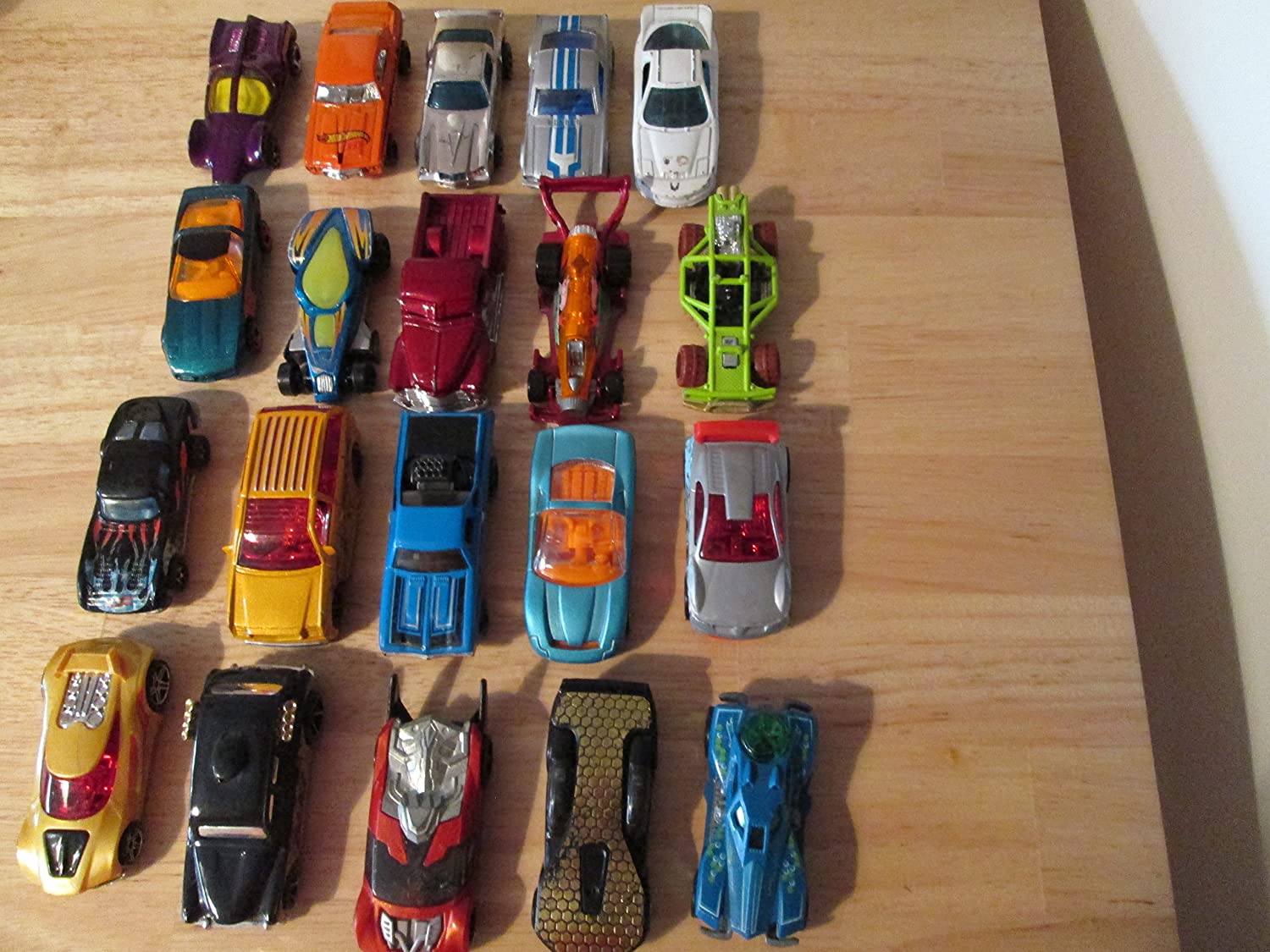 Hot Wheels series of twenty random cars/models – BigaMart