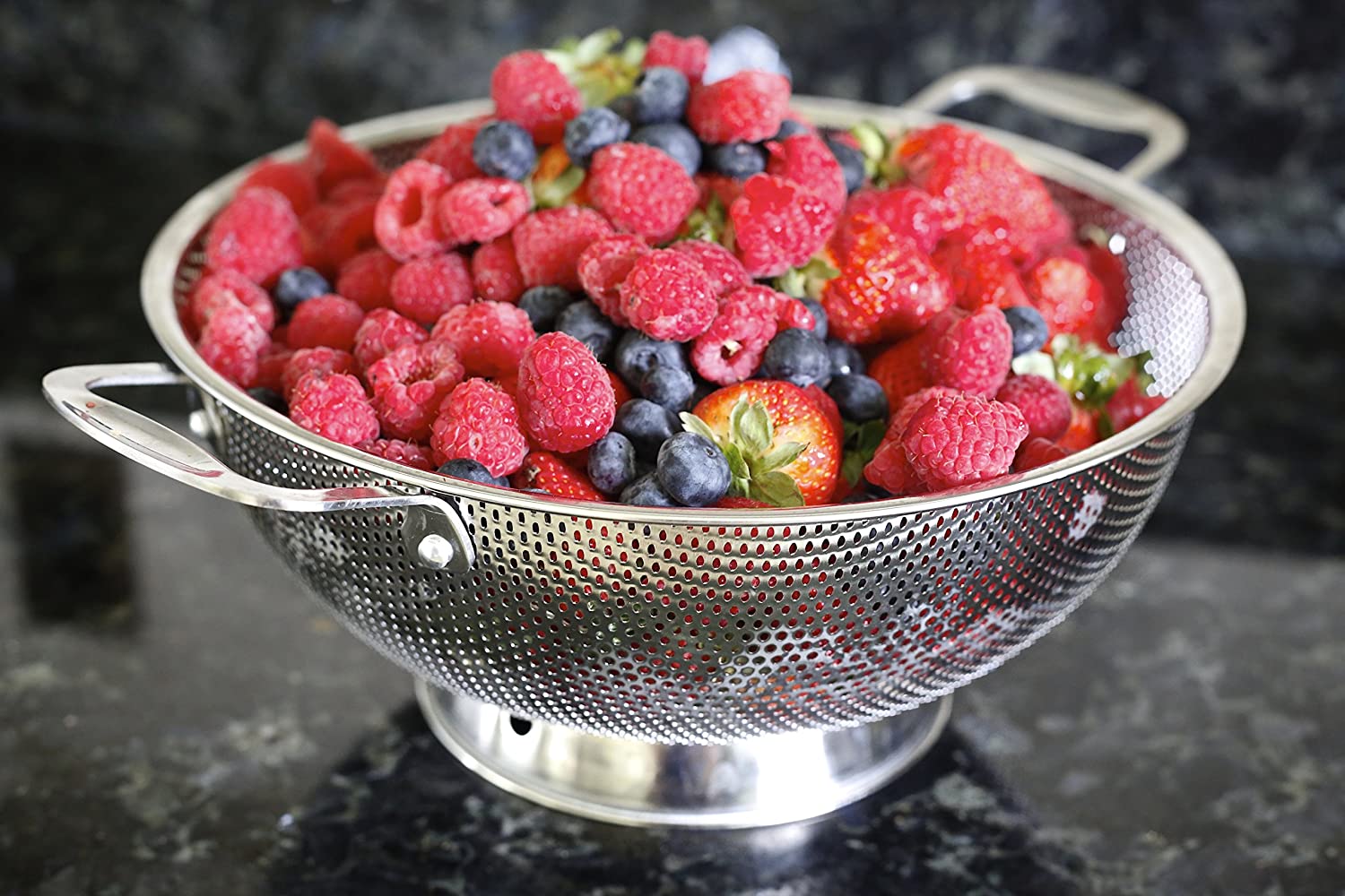LiveFresh Stainless Steel Micro-Perforated 4.7 Liter Colander - Image 3