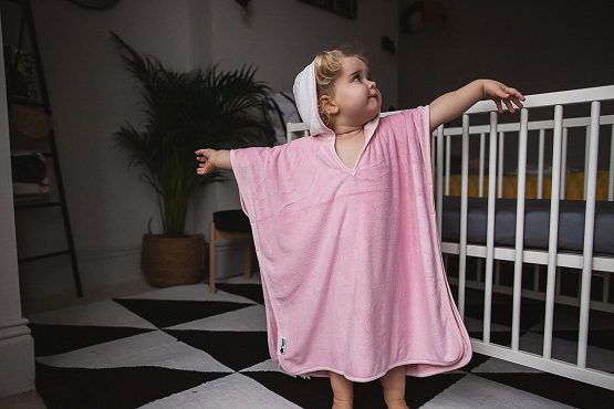 Tommee Tippee Splashtime Hooded Poncho Towel, Highly Absorbent and Super Soft Microfibre Material, Hypoallergenic, 2-4 Years, Percy the Penguin Grofriend, Blue - Image 4