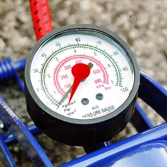 Sakura Single Cylinder Foot Pump PG270 – 52 cm Hose, Thumb Lock Connector, Pressure Gauge, 3 Valve Adaptors - For Schrader Valves Only - Image 3