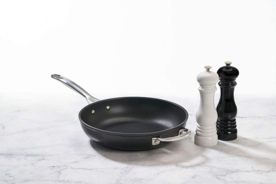Le Creuset Classic Adjustable Salt & Pepper Mill Set, Chip-resistant ABS Plastic, Anti-Corrosion, 40g, Black and White - Image 3