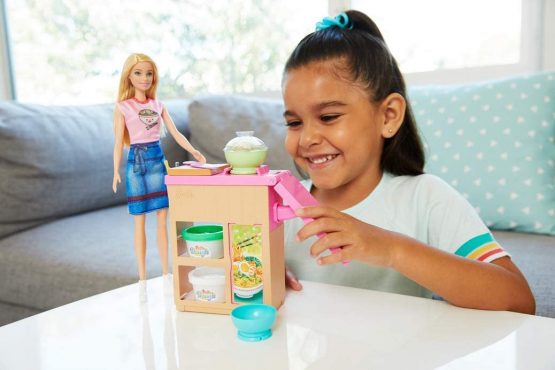Barbie GHK43 Noodle Maker Doll and Playset - Image 2