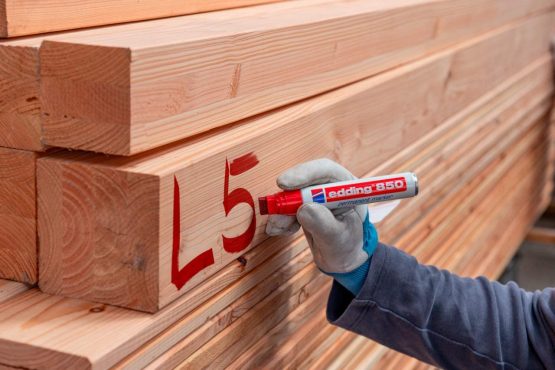 edding 850 Permanent Marker - Red - 1 Pen - Chisel Tip 5-15 mm - for Bold Markings - Waterproof, Quick-Drying, Smear-Proof Pens - for Cardboard, Plastic, Glass, Wood, Metal and Fabric - Image 2