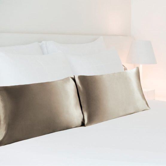 Bedsure Satin Pillow Cases 2 Pack - Khaki Pillowcase for Hair and Skin Standard Size with Envelope Closure, 50 x 75 cm - Image 4
