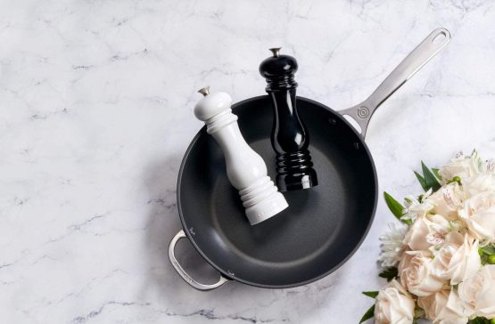 Le Creuset Classic Adjustable Salt & Pepper Mill Set, Chip-resistant ABS Plastic, Anti-Corrosion, 40g, Black and White - Image 2