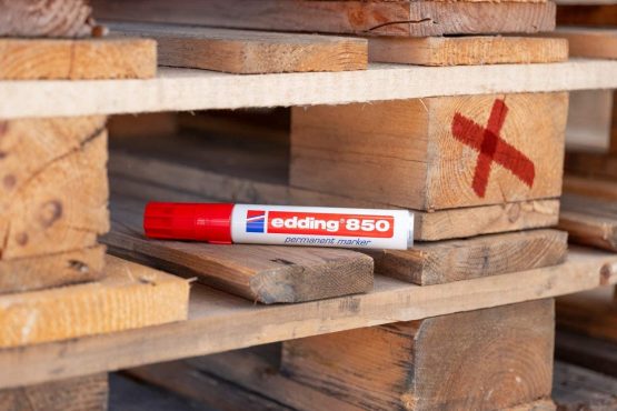 edding 850 Permanent Marker - Red - 1 Pen - Chisel Tip 5-15 mm - for Bold Markings - Waterproof, Quick-Drying, Smear-Proof Pens - for Cardboard, Plastic, Glass, Wood, Metal and Fabric - Image 3
