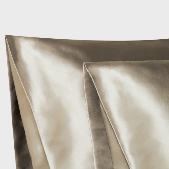 Bedsure Satin Pillow Cases 2 Pack - Khaki Pillowcase for Hair and Skin Standard Size with Envelope Closure, 50 x 75 cm - Image 2