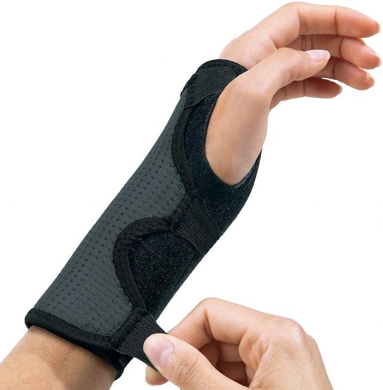 FUTURO Comfort Stabilizing Wrist Brace - Stabilizes and supports sore, weak or injured wrist - Adjustable