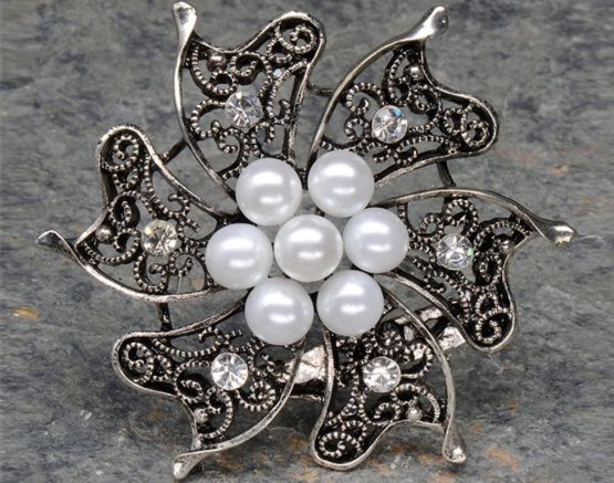 Club Green SILVER BROOCH W/PEARLS & DIAMANTÉ D.60MM, Metal, 22 x 8.8 x 1.1 cm