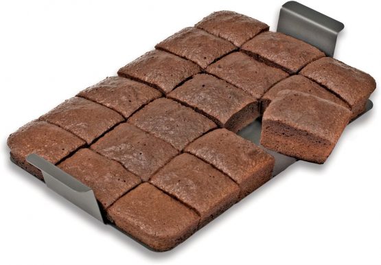 Chicago Metallic Professional Non-Stick Brownie Tin with Dividers and Loose Base, 23 x 33 cm (9" x 13"), Carbon Steel, Grey, 25 x 39.5 x 4 cm - Image 4