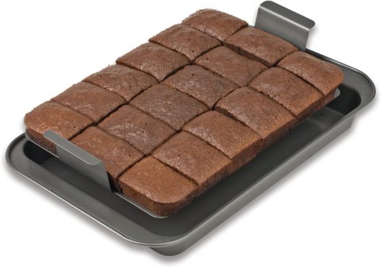 Chicago Metallic Professional Non-Stick Brownie Tin with Dividers and Loose Base, 23 x 33 cm (9" x 13"), Carbon Steel, Grey, 25 x 39.5 x 4 cm - Image 3