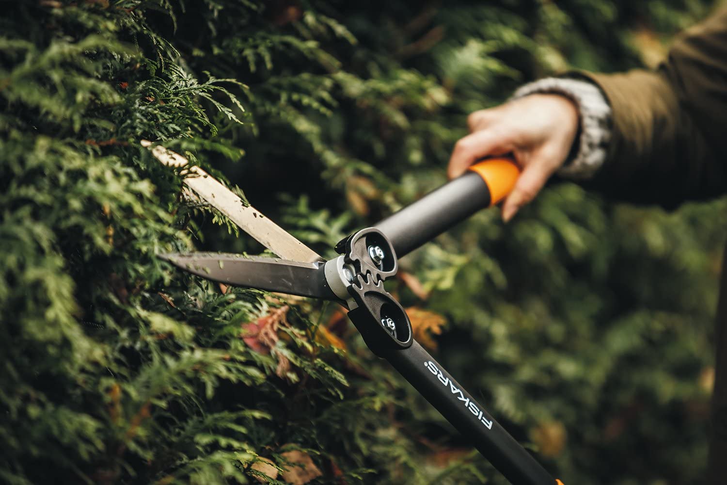 Fiskars PowerGear II Hedge Shear, Non-stick coating, Stainless steel blades, Length: 57 cm, HS72, Black/Orange, 1000596 - Image 2