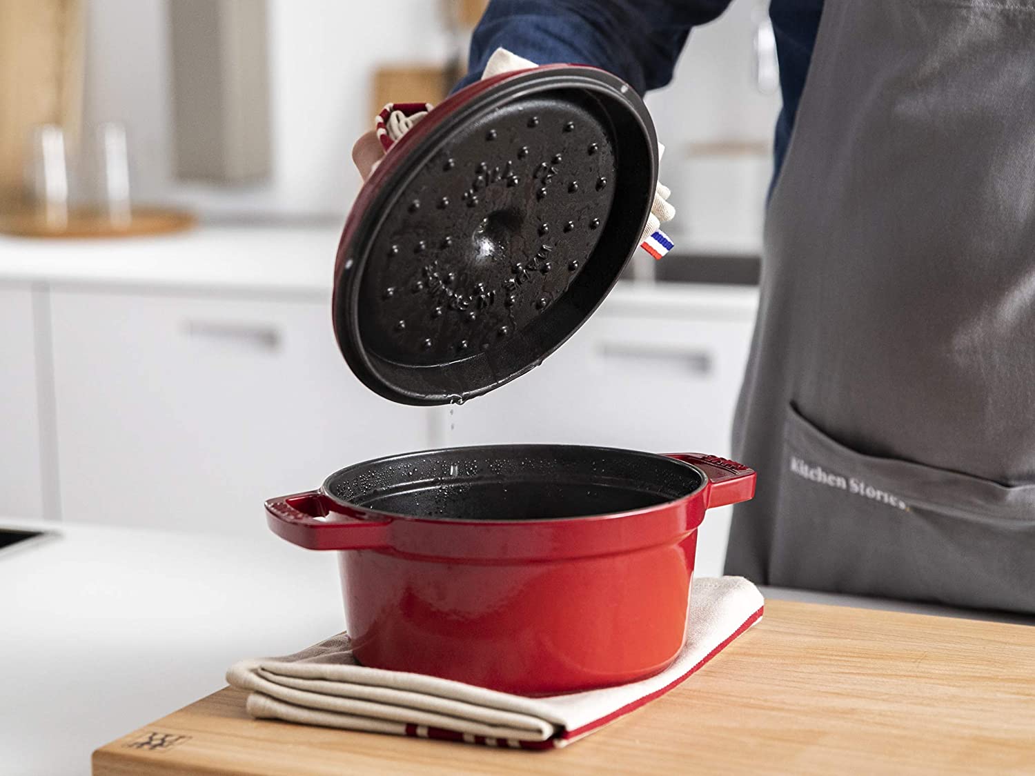STAUB 1004224 Cast Iron Roaster/Cocotte, Round, 28 cm, 6.7 L, Cherry Red, 28cm - Image 4