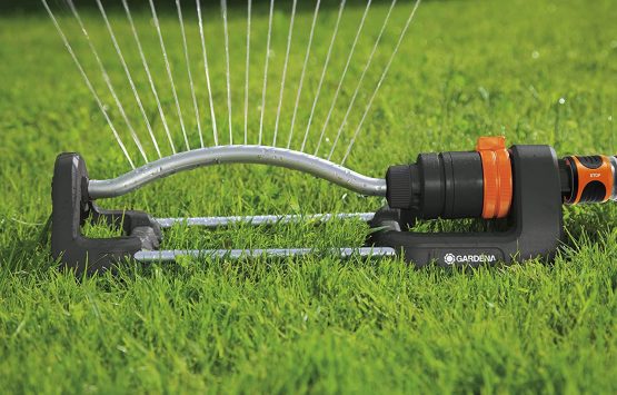 Gardena Aqua S Rectangular Sprinkler: Lawn Sprinkler for Watering Areas of 90-220 m², Range 7-17 m, Spread Maximum 13 m, Built-in Metal Filter (18700-20) - Image 3