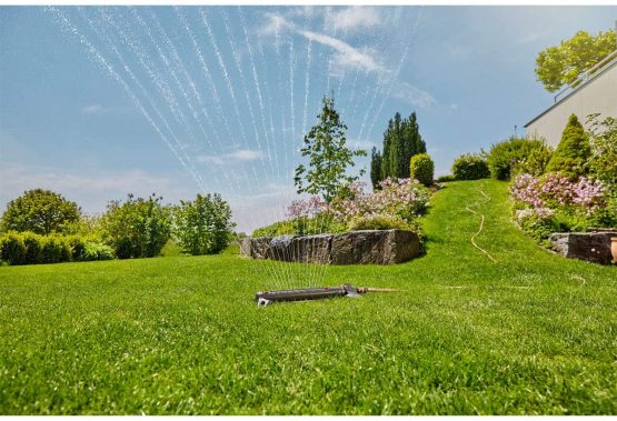 GARDENA Oscillating Sprinkler AquaZoom L: Sprinkler for irrigating areas from 28 m² to 350 m², range 7 - max. 21 m, range 4 - max. 17 m, integrated metal filter (18714-20) - Image 3