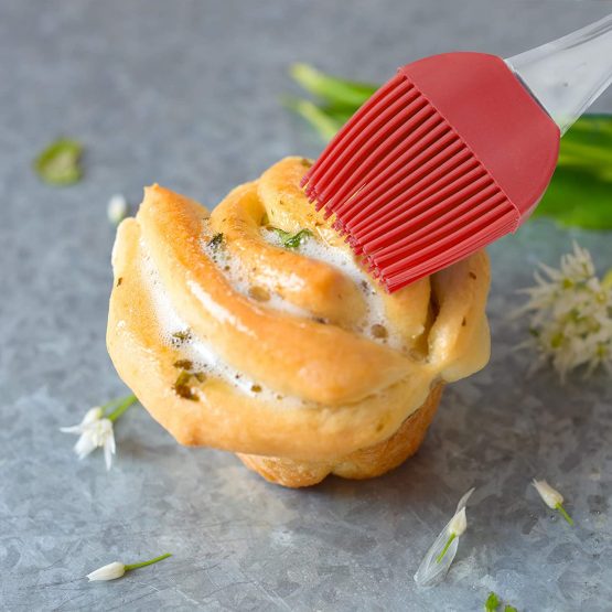 Relaxdays 10028014_45 3-Piece Baking Kit, Basting Brush, Dough Spatula & Whisk, Silicone Kitchen Utensils, Blue, PS - Image 3