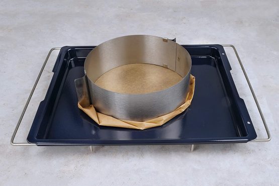 Dr. Oetker Adjustable Cake Ring - Diameter 16-30 cm - Perfect for Layered Cakes - Two Handles for Removing - Colour: Silver - Quantity: 1 - Image 4