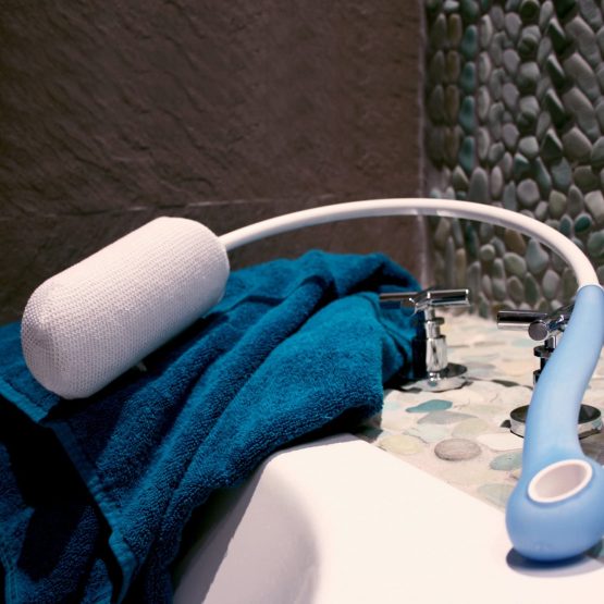 ETAC Long Handled Beauty Back Washer, Bathroom Aid for Hard to Reach Places, For Elderly or Disabled, Long Reaching - Image 4