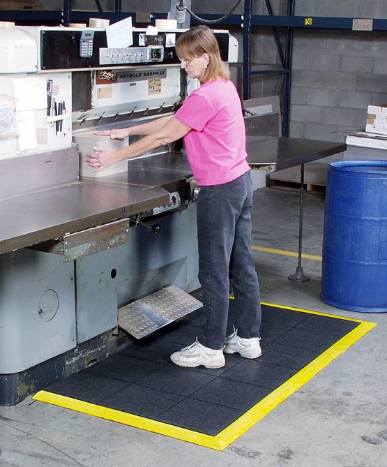 Wearwell 570.58x3x3NBRBK 24/Seven Anti-Fatigue Solid Mat, 91 cm x 91 cm, Black - Image 2