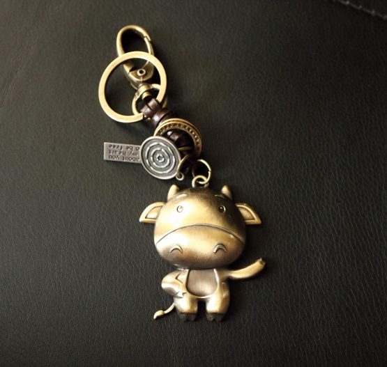 AuPra Funny Cow KeyRing Gift Idea Women & Men Leather New Home Vintage Animal Lovers KeyChain | Mum & Dad Novelty Friendship Charm Key Ring Present | Girl & Boy Cute Best Friend Mini Pendant - Image 2