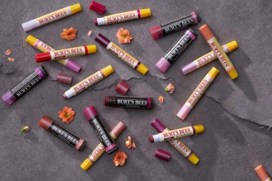 Burt's Bees 100% Natural Moisturising Lip Shimmer, Watermelon with Shea Butter, Beeswax and Vitamin E, 2.6g - Image 4