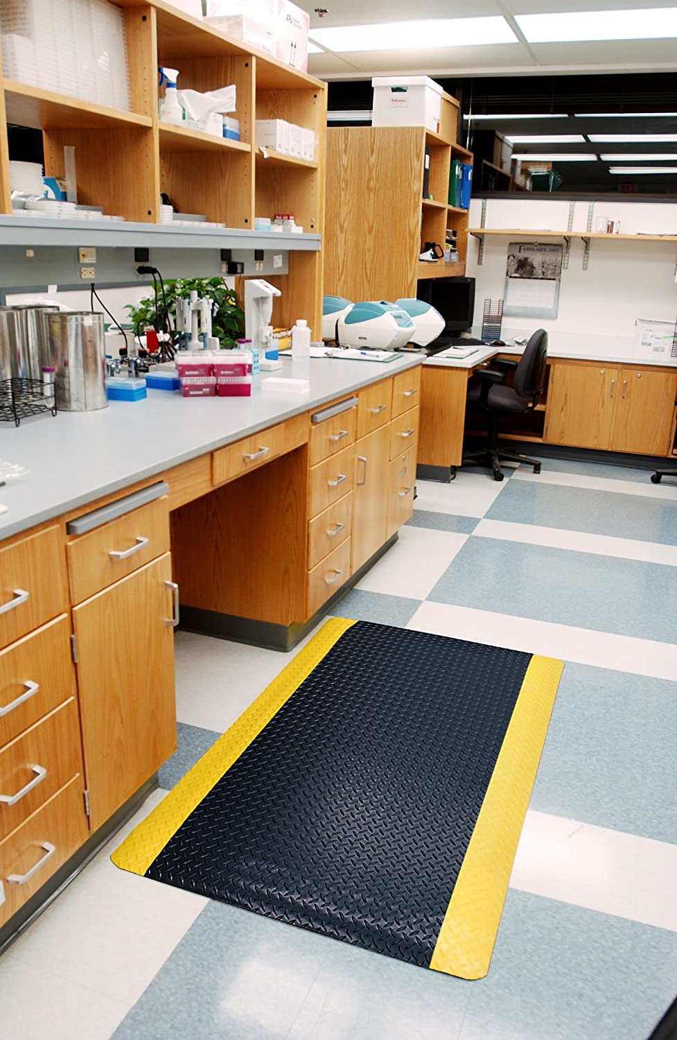 Wearwell 414.1516x3x5BYL UltraSoft Diamond-Plate Anti-Fatigue Mat, Heavy Duty, 91 cm x 152 cm, Black/Yellow - Image 3