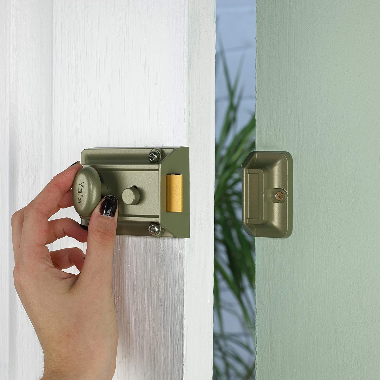 Yale P-77-BLX-PB-60 - Traditional Nightlatch - 60mm - Brass Finish - Standard Security, 60 mm - Image 4