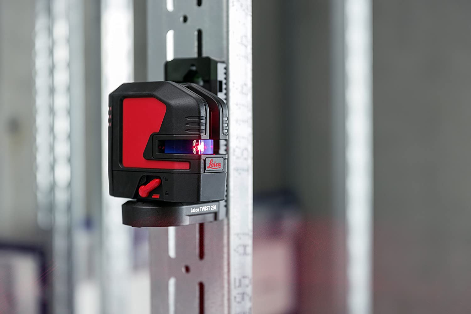 Leica Lino L2s - Cross-line Laser with Innovative Magnetic Adapter, Red, 110 x 60 x 110 mm - Image 3