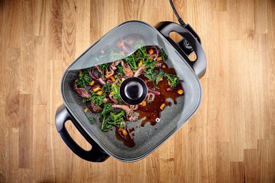 Judge JEA23 Electric Skillet Non-Stick with Vented Glass lid and Twin Carrying Handles Multi Cooker with Versatile Settings 2 Year Electrical Guarantee - Image 4