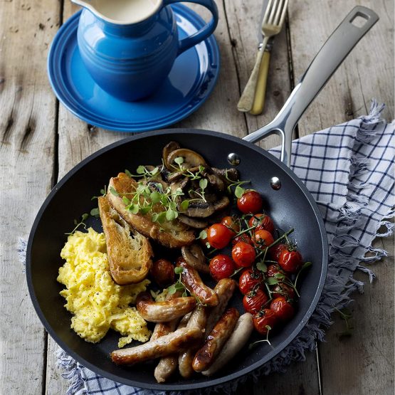 Le Creuset Toughened Non-Stick Shallow Frying Pan, 26 cm, Black, 962030260 - Image 4