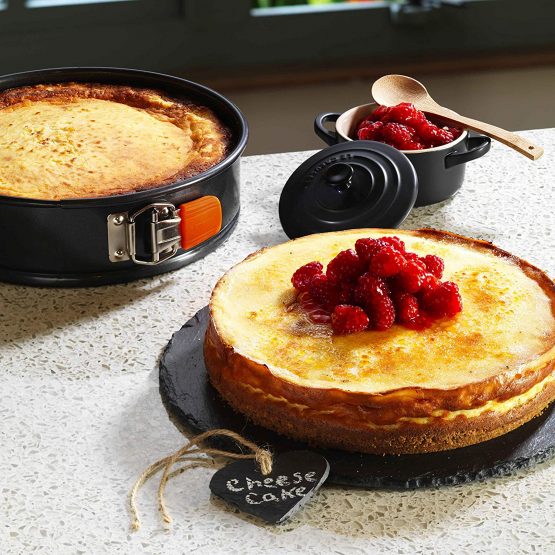 LE CREUSET 94101800000000 Toughened Non-Stick Bakeware Springform Round Cake Tin, 26 cm, Black - Image 2