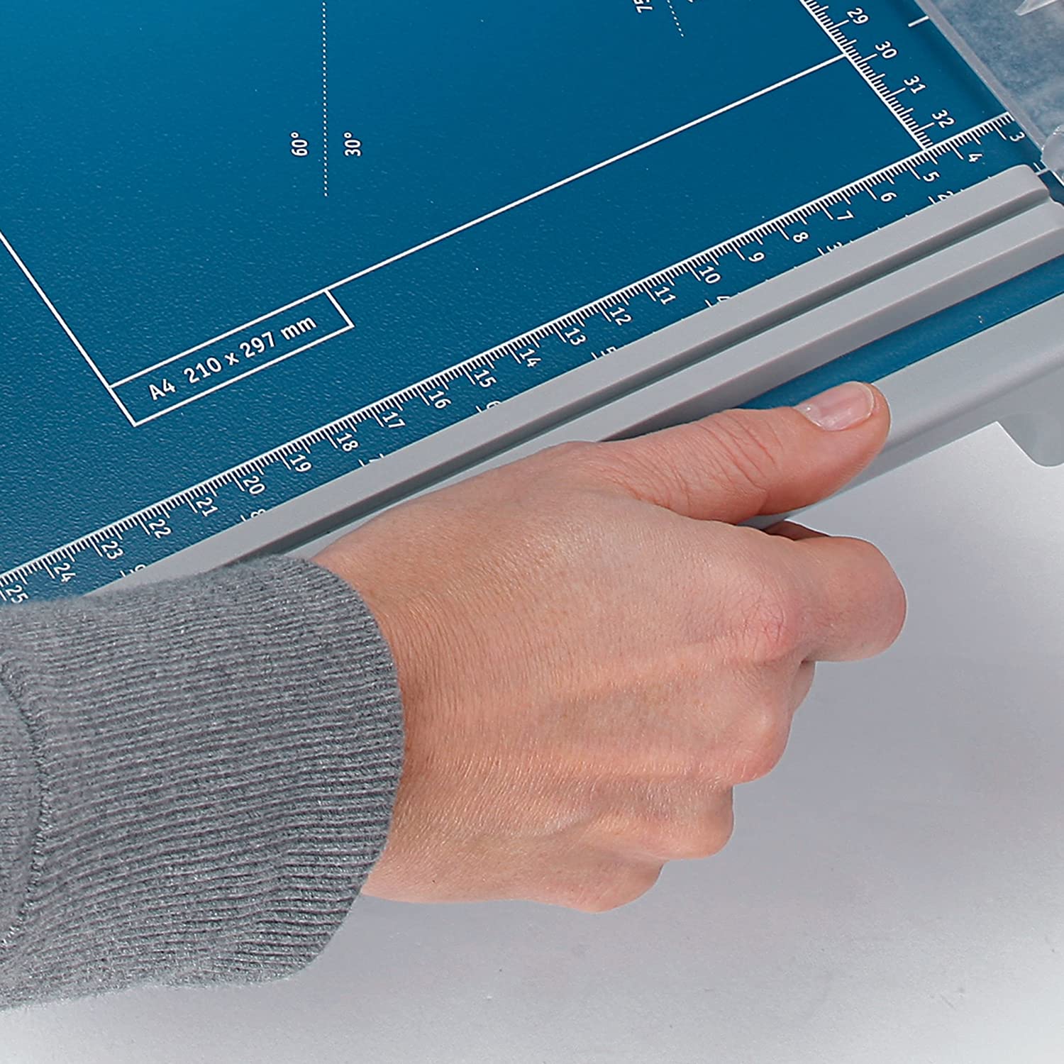 Dahle 534 Self-Sharpening Guillotine Trimmer, 15 Sheet Capacity, A3 Paper Cutter, Blue - Image 4