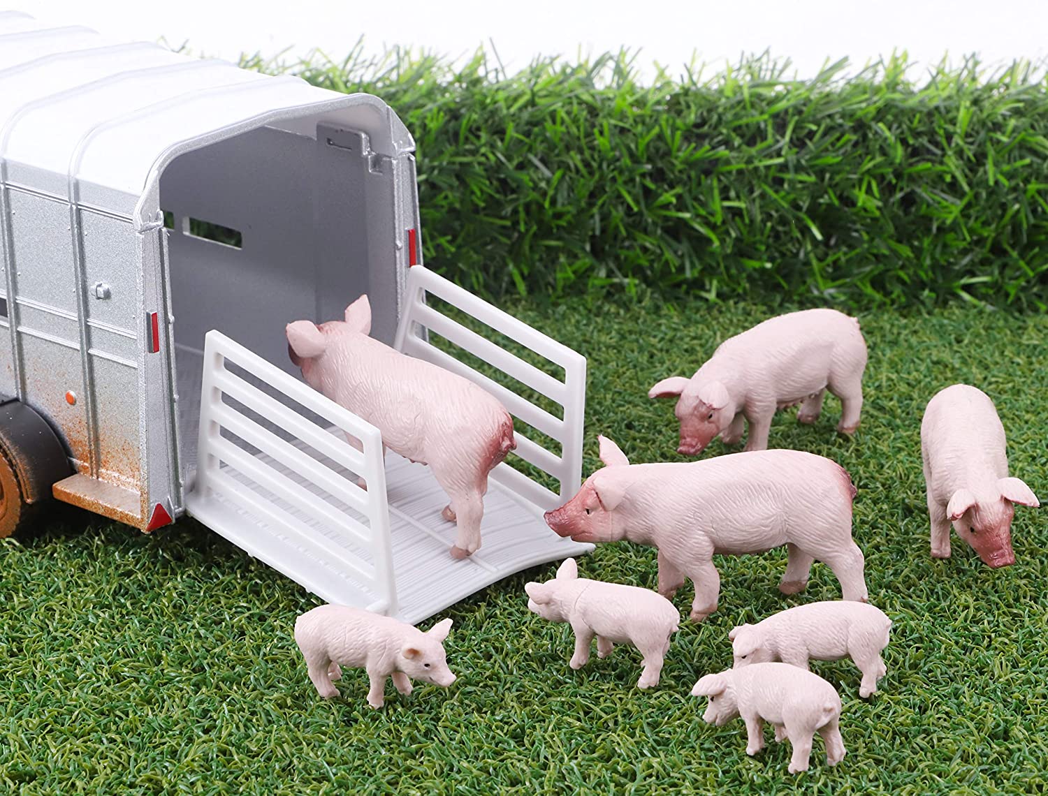Toyland® Pack of 8 1:32 Scale Large White Pigs & Piglets Animal Figures - The Farm Collection - Collectable Animal Figures - Image 4