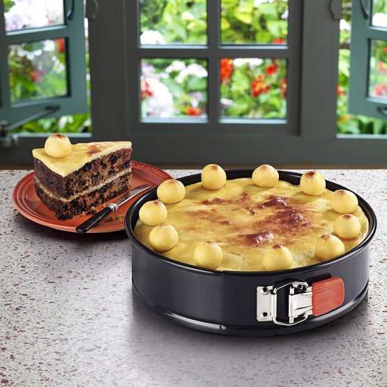 LE CREUSET 94101800000000 Toughened Non-Stick Bakeware Springform Round Cake Tin, 26 cm, Black - Image 4