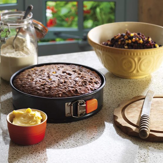LE CREUSET 94101800000000 Toughened Non-Stick Bakeware Springform Round Cake Tin, 26 cm, Black - Image 3