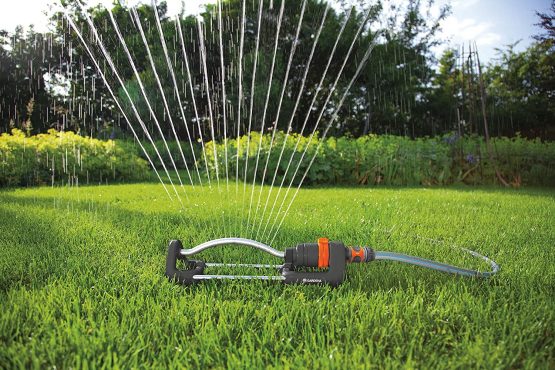 Gardena Aqua S Rectangular Sprinkler: Lawn Sprinkler for Watering Areas of 90-220 m², Range 7-17 m, Spread Maximum 13 m, Built-in Metal Filter (18700-20) - Image 2