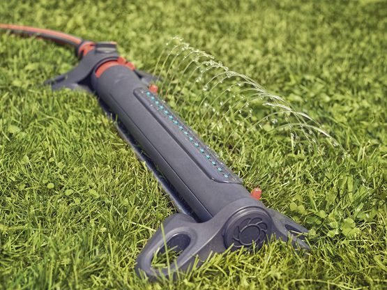 GARDENA Oscillating Sprinkler AquaZoom S: Sprinkler for irrigating areas of 9 -max. 150 m², range 3 -max. 15 m, range 3 -max. 10 m, integrated metal filter (18710-20) - Image 3