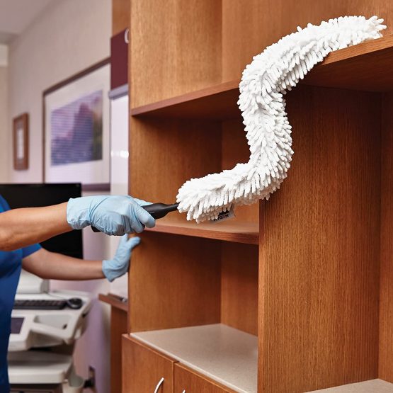 Rubbermaid Commercial Products FGQ85200WH00, Hygen Quick-Connect Flexible Dusting Wand with High Performance Microfibre - White - Image 4