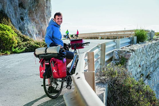 VAUDE Aqua Box Handlebar Bag - PVC-Free Tarpaulin Bike Bag with 6 Litre Storage Volume - Use as a Handlebar Bag or Travelbag with Removable Shoulder Strap - Image 4