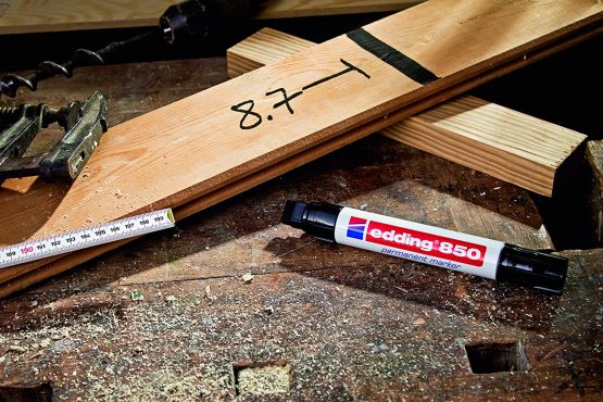 edding 850 Permanent Marker - Red - 1 Pen - Chisel Tip 5-15 mm - for Bold Markings - Waterproof, Quick-Drying, Smear-Proof Pens - for Cardboard, Plastic, Glass, Wood, Metal and Fabric - Image 4